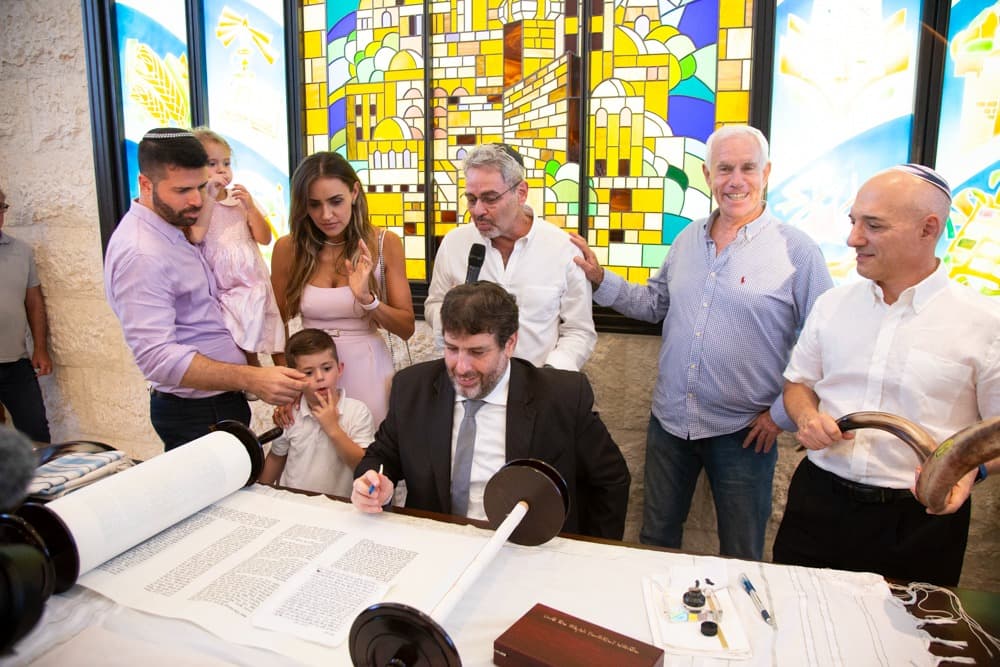 Novo Sefer Torá é recebido com alegria